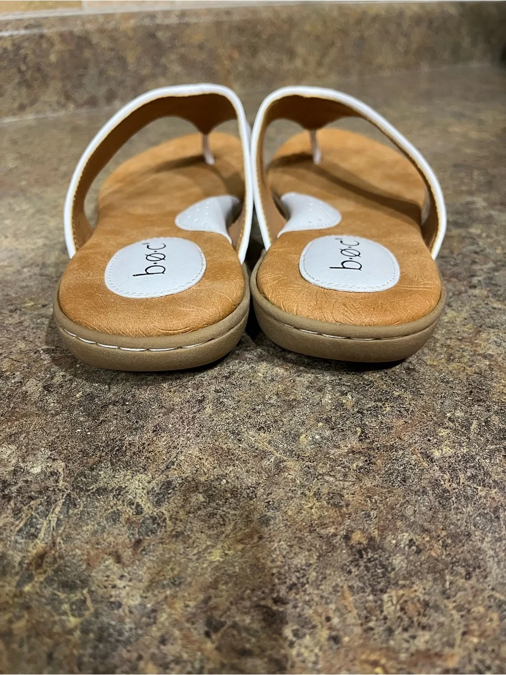 NWOT b.o.c. by Børn Women’s 8M White Comfort Thong Sandals Vacation coastal